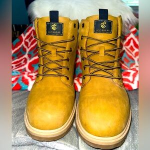 Rocawear men’s boots in tan, excellentnt condition